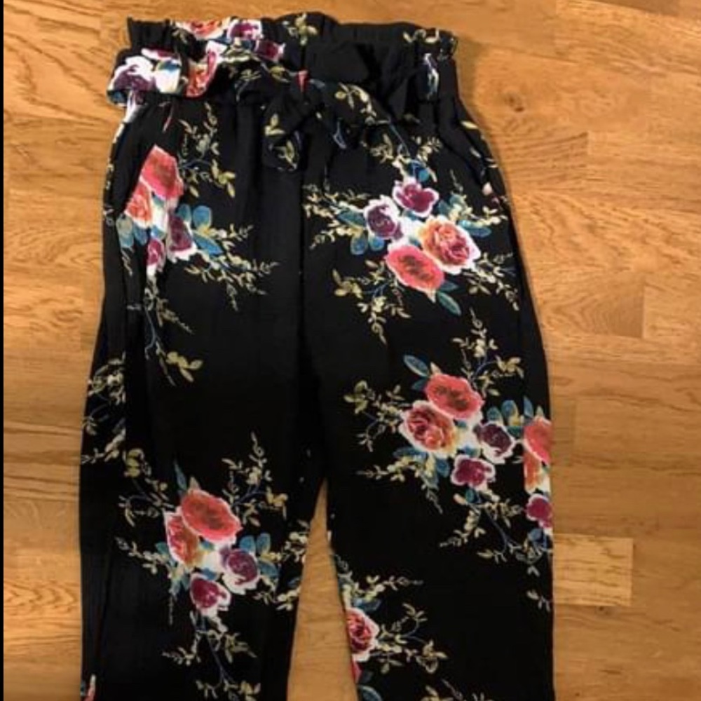 SOLD Womens Capris